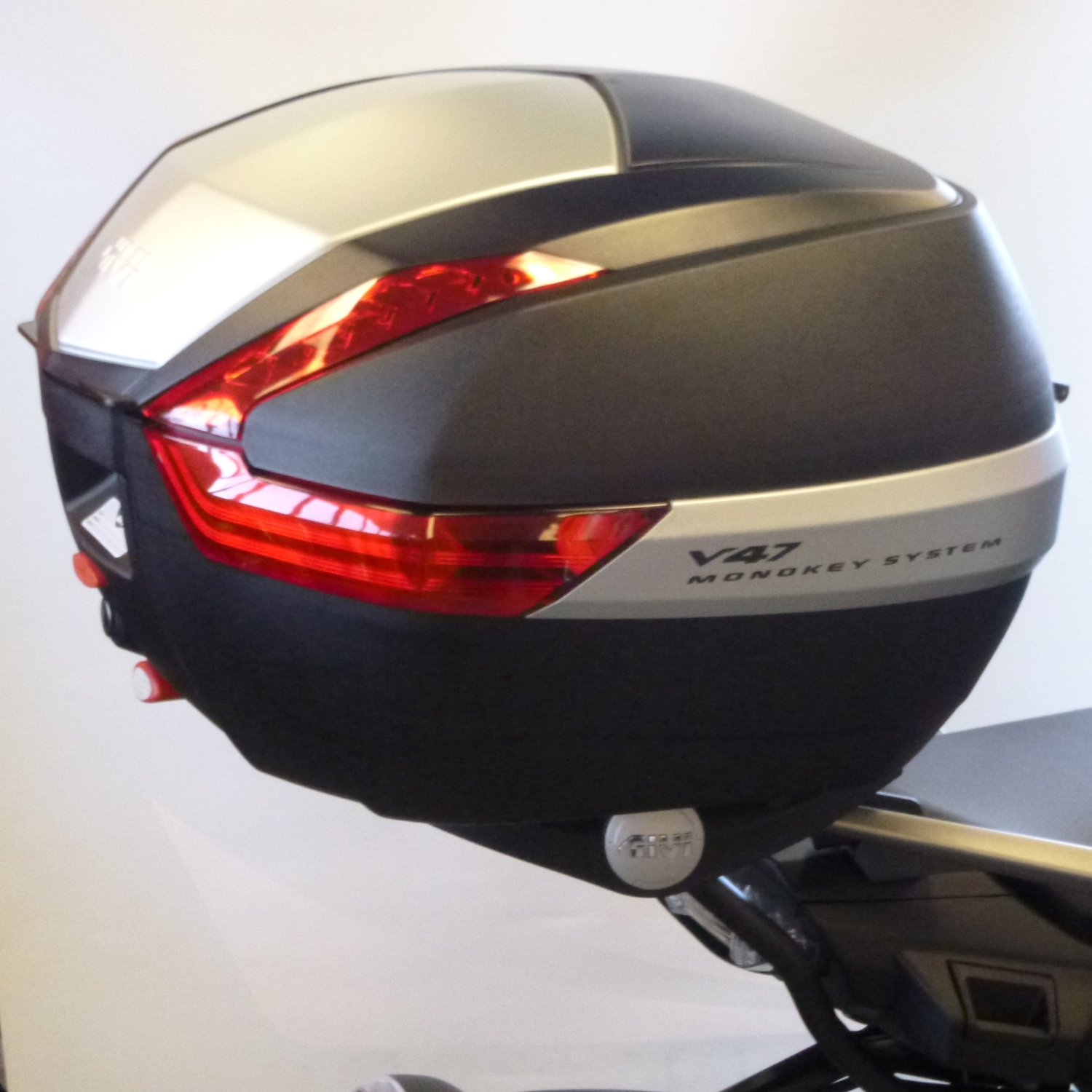 Givi V47N Monokey Motorcycle Luggage Top Box/Case 47L | eBay